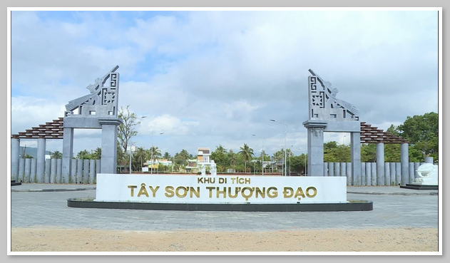 Bảo tàng khu di tích lịch sử Tây Sơn Thượng Đạo là khu di tích lịch sử gần đèo An Khê