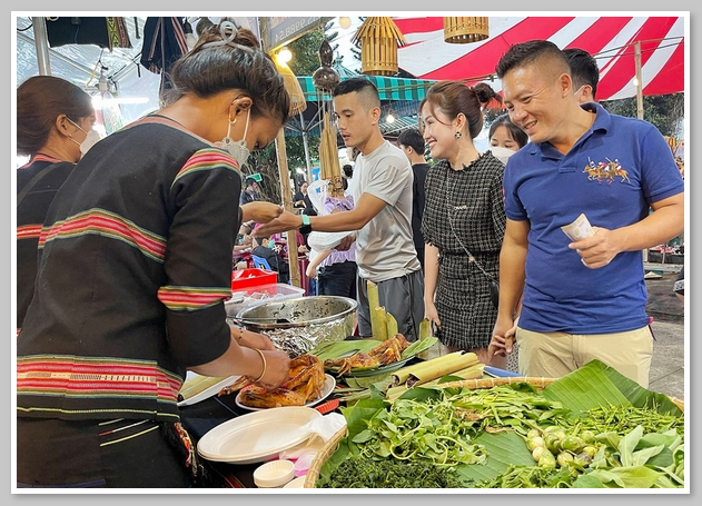 Du khách có thể tham gia các phiên chợ để khám phá văn hóa và ẩm thực của người dân Gia Lai 